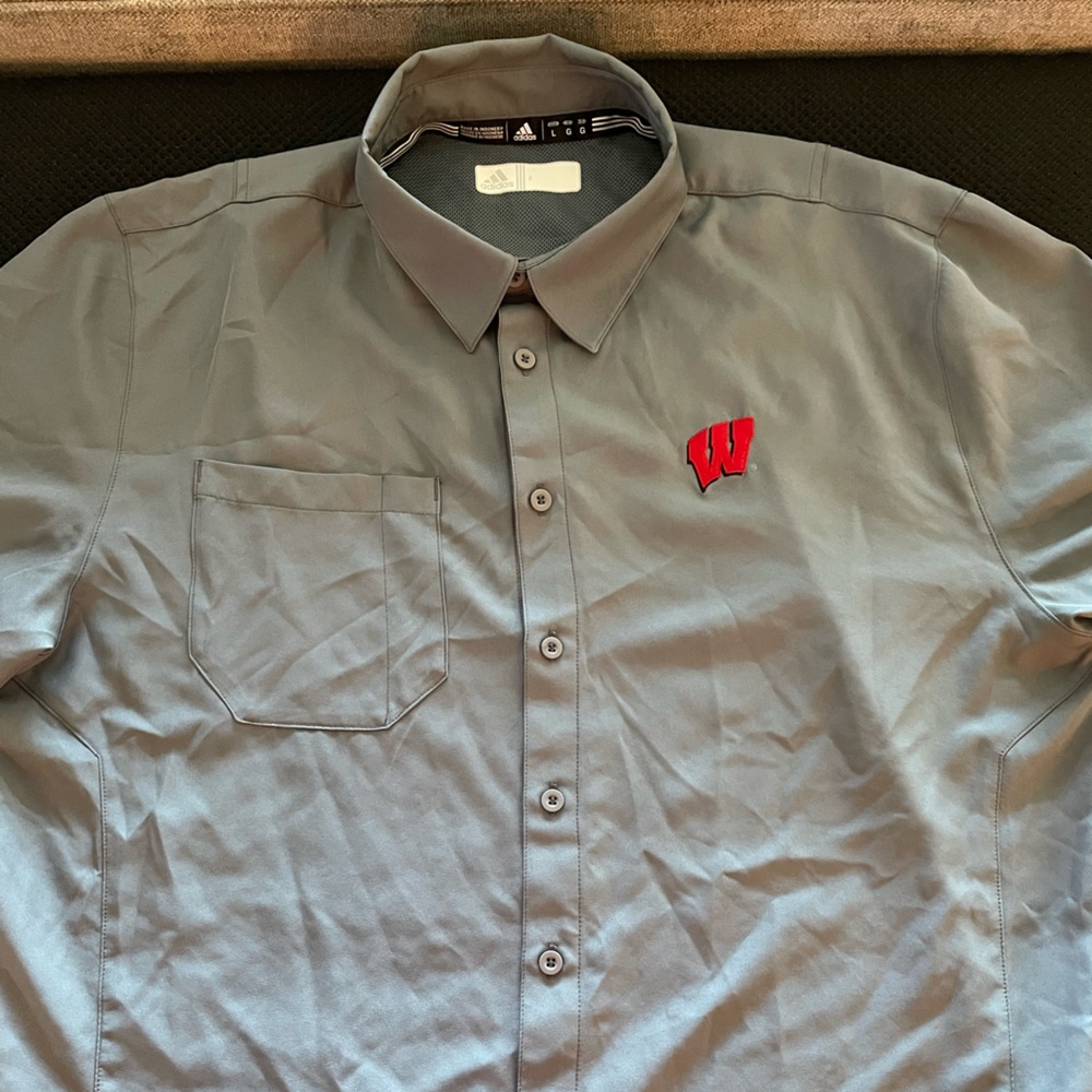 Men’s Adidas short-sleeved button down. Gray, size L. 100% polyester.